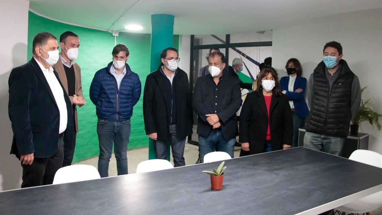 Las autoridades recorrieron las instalaciones del Club de Emprendedores, inaugurado en el parque San Martín.