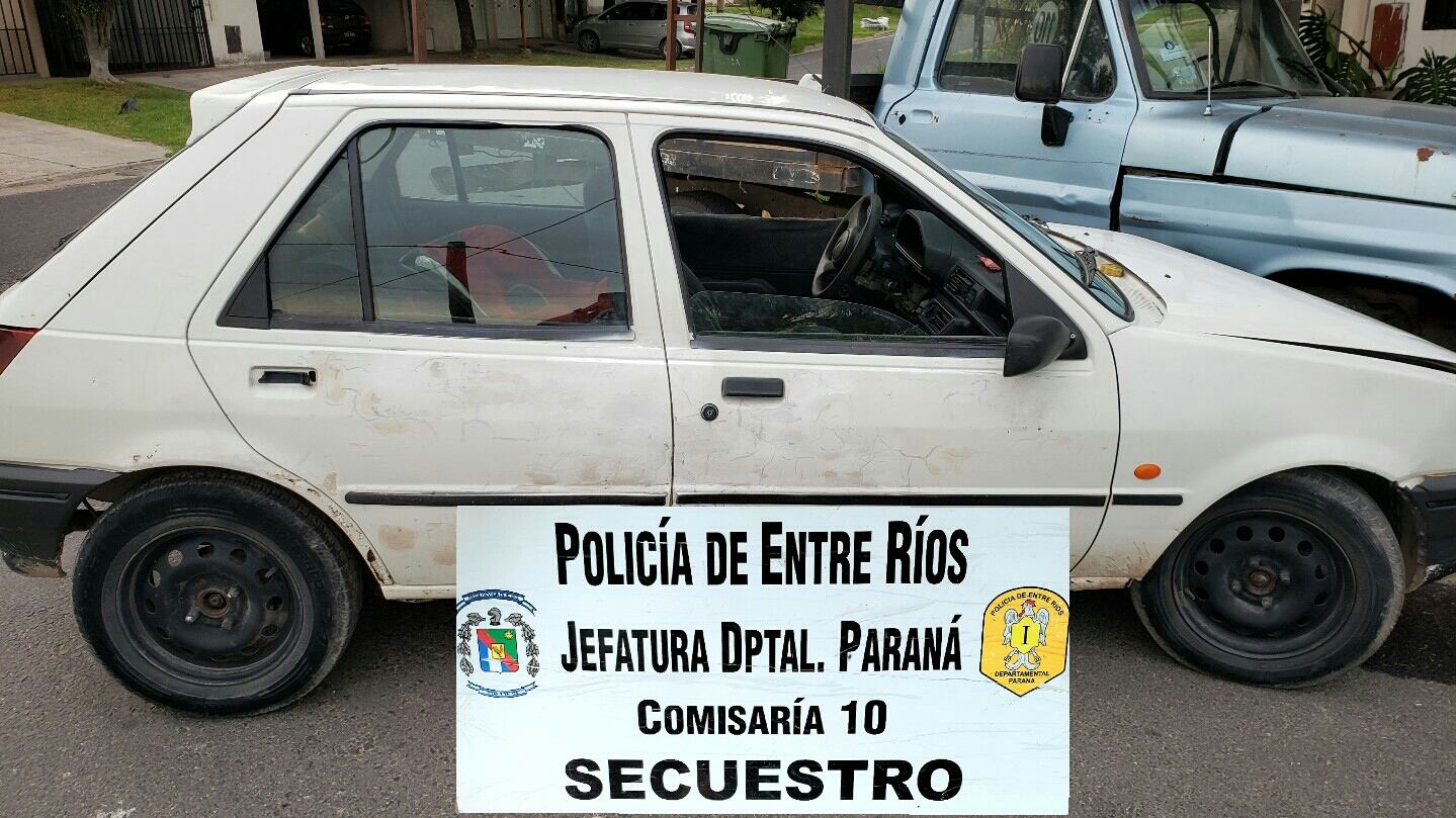 El ladrón chocó una camioneta Ford 100 que estaba estacionada.