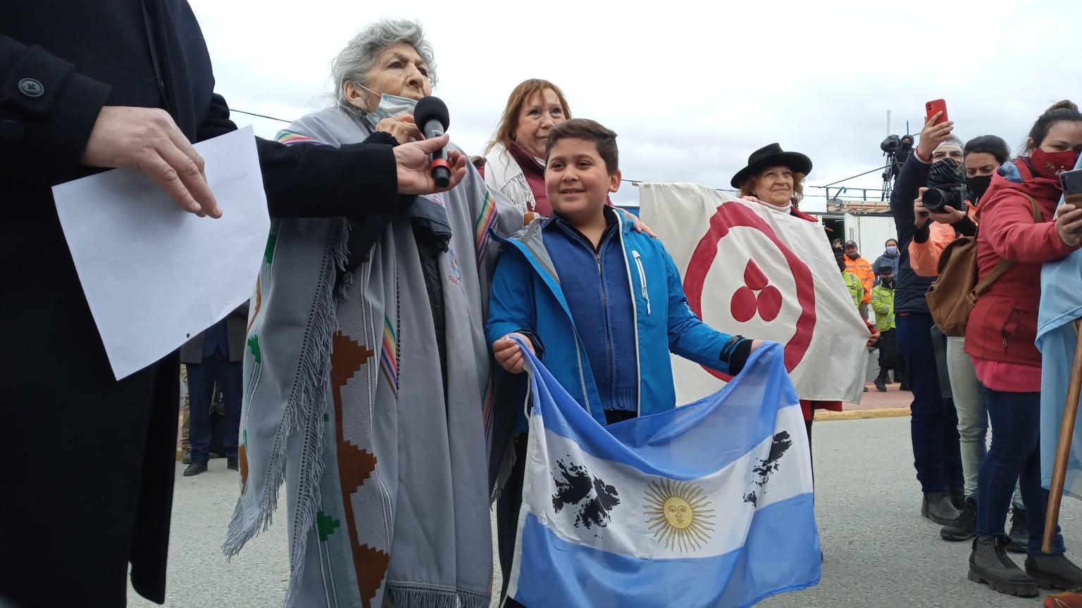 Norma Lezcano de Noguera, pionera en medios de comunicación en la ciudad. Imágenes del desfile del Aniversario Nº 137 de la ciudad de Ushuaia