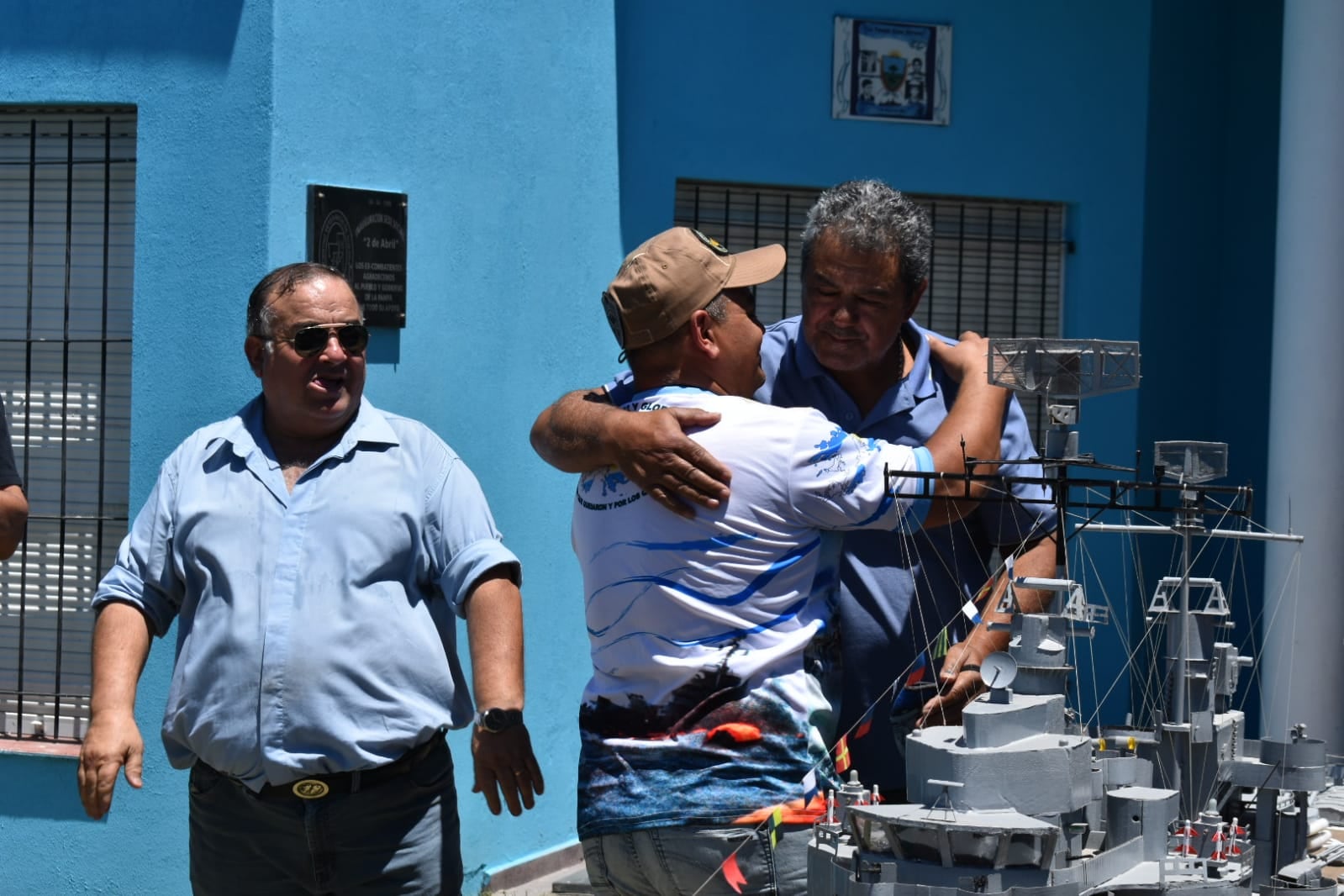 La emoción del momento invadió los corazones de los presentes. Los abrazos y agradecimientos fueron protagonistas.