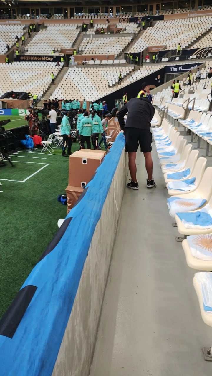 Comienzan a colocar las banderas en las butacas del estadio. (Foto: TN)