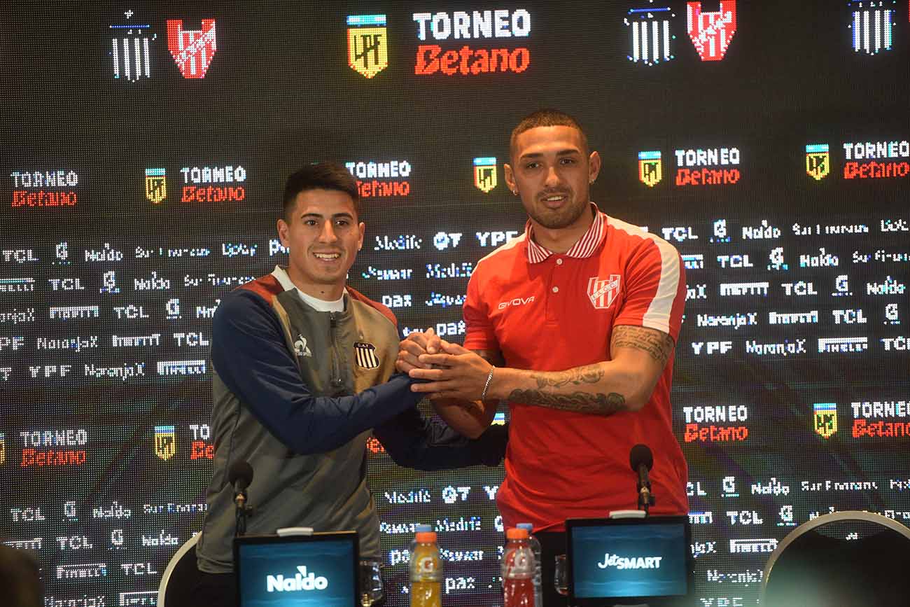 Martínez y Alarcón en la presentación del clásico de fútbol Talleres-Instituto en Córdoba. (Pedro Castillo / La Voz)