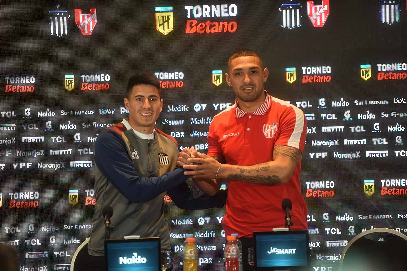 Martínez y Alarcón en la presentación del clásico de fútbol Talleres-Instituto en Córdoba. (Pedro Castillo / La Voz)