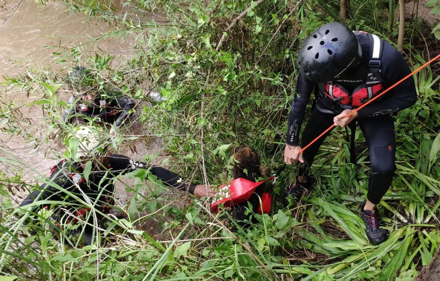 Bomberos de Arroyito salvaron un perro atrapado en la costa del Río Xanaes