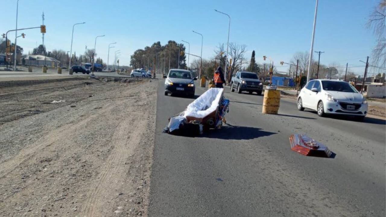 Accidente dejó un ataúd en plena Ruta 22.