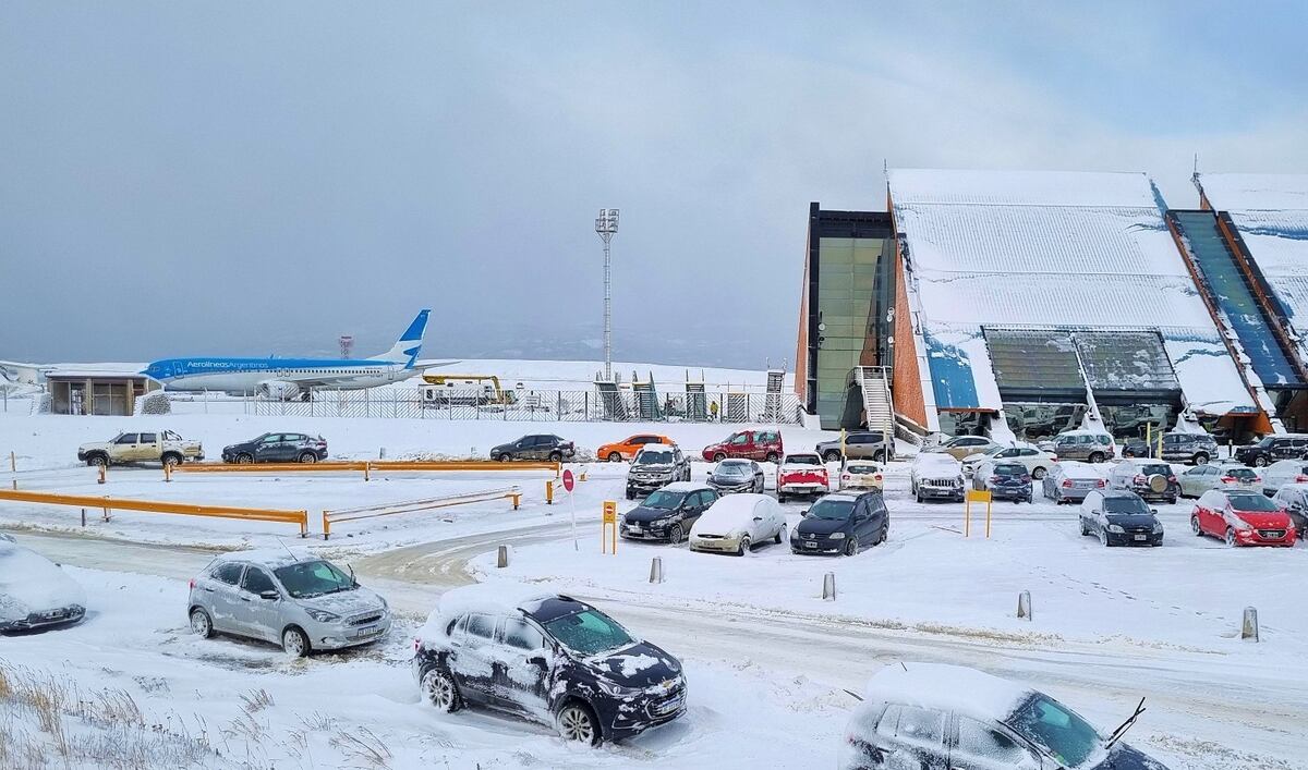 Temporal de nieve en Ushuaia: vuelos cancelados y reprogramaciones