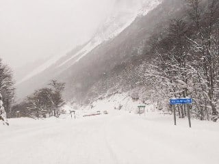 Debido a las intensas nevadas, la acumulación de nieve en la calzada y las máquinas viales trabajando se requiere precaución al transitar.