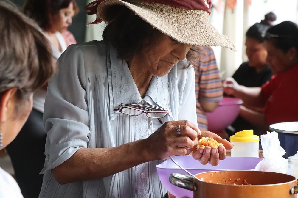 Una tamalera jujeña en plena elaboración de los tamales con los que competirá en el concurso.