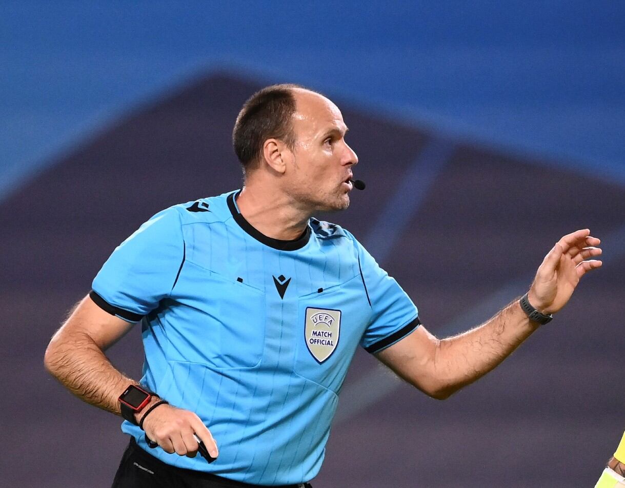 El árbitro español Mateu Lahoz, elegido por la FIFA, dirigirá el partido del viernes entre Argentina y Países Bajos. Foto: AP / Archivo.