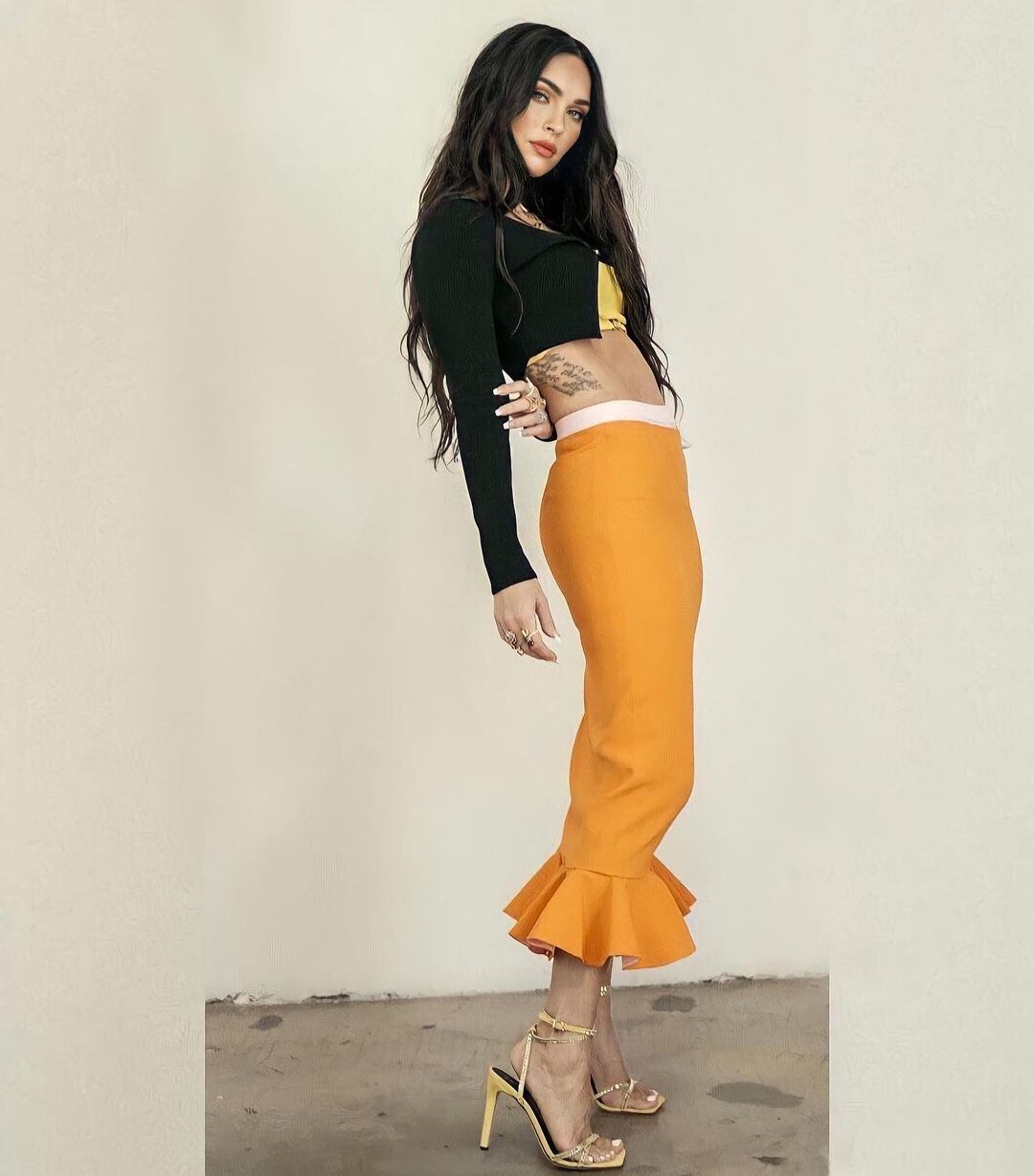 La vez que Megan Fox conquistó con una falda tubo naranja y un crop top amarillo.