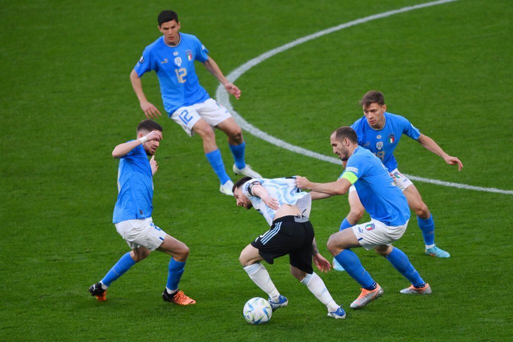 Una postal que se repite en Sudamerica y en Europa. Lionel Messi rodeado por varios jugadores italianos.