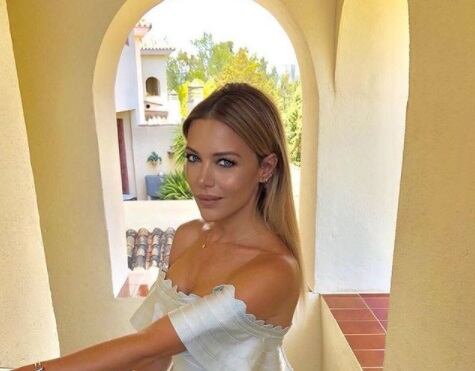 La modelo posó con un vestido blanco