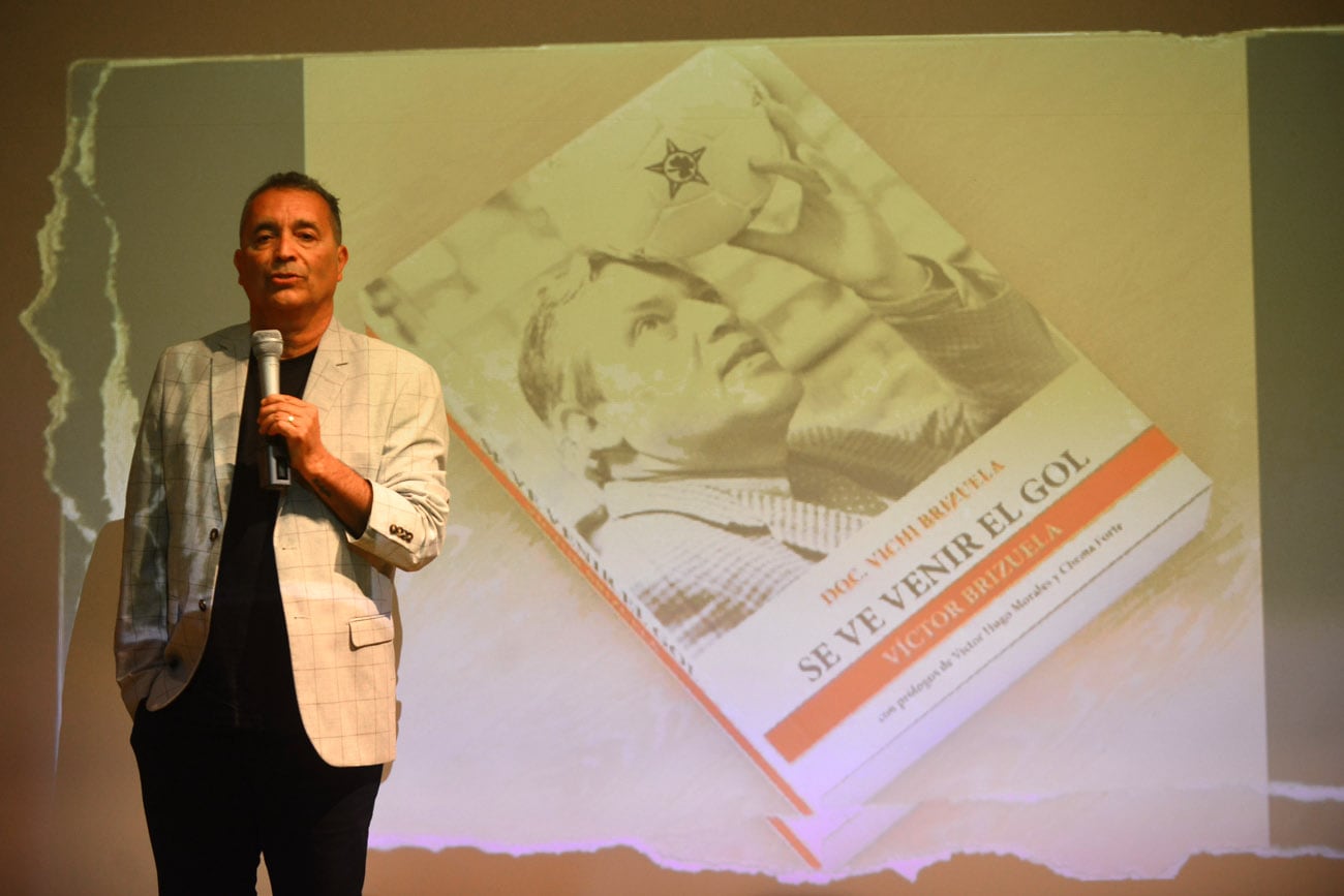 Presentación del libro "Se ve venir el gol" de Vichi Brizuela, sobre su padre, el periodista deportivo Victor Brizuela.  (Nicolás Bravo / La Voz)