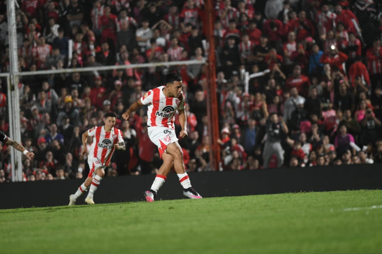 Damián Puebla, con calidad, marcó el penal y puso el 1-0 de Instituto ante River en el Monumental. (Javier Ferreyra / La Voz)