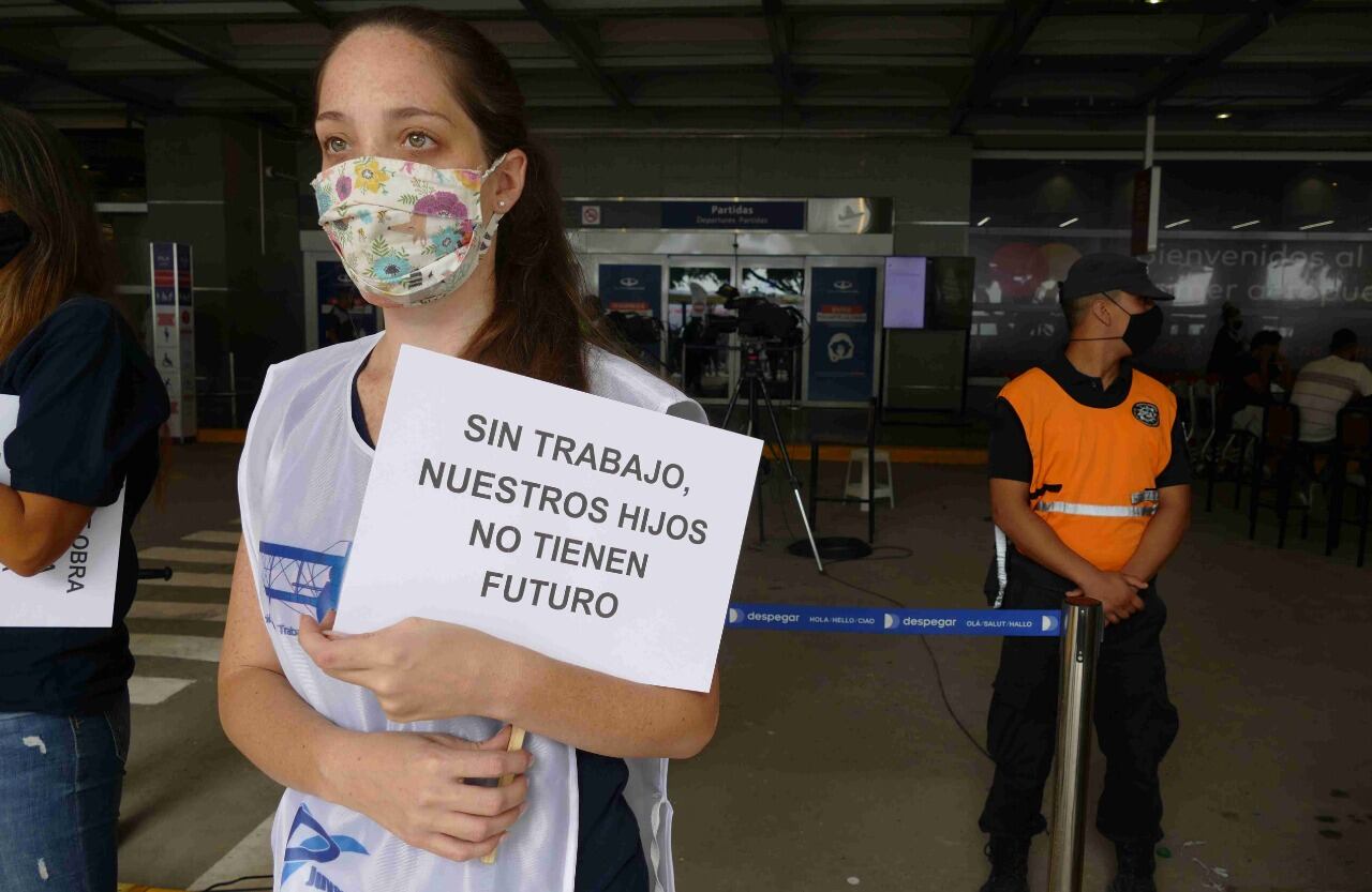 Protesta de trabajadores de Latam durante la reapertura del Aeroparque Jorge Newbery. (Clarín)