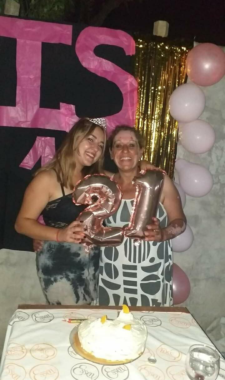 Milagros en su cumpleaños junto a su mamá. Juntas vivieron el tiempo de aislamiento y el tiempo más difícil de la enfermedad de Paola, y aún luego de un año tan cargado, decidieron festejar el nuevo año de la joven. 