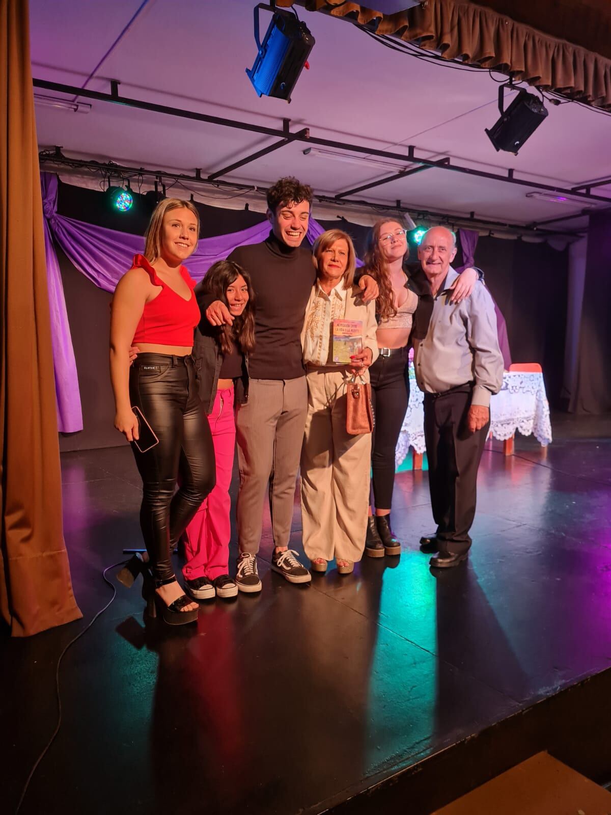 Gladys García junto a sus nietos y su marido, Antonio Martí, durante la presentación de "Mi pequeña entre la vida y la muerte: noventa días al límite".