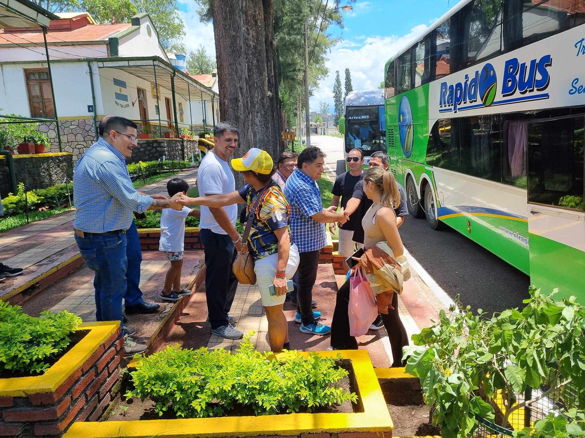 Autoridades municipales de Perico, El Carmen y Monterrico dieron la bienvenida al contingente de la comparsa Osiris, que procedente de Corrientes llegó este sábado al mediodía para desfilar en los corsos sabatinos de dichas ciudades.