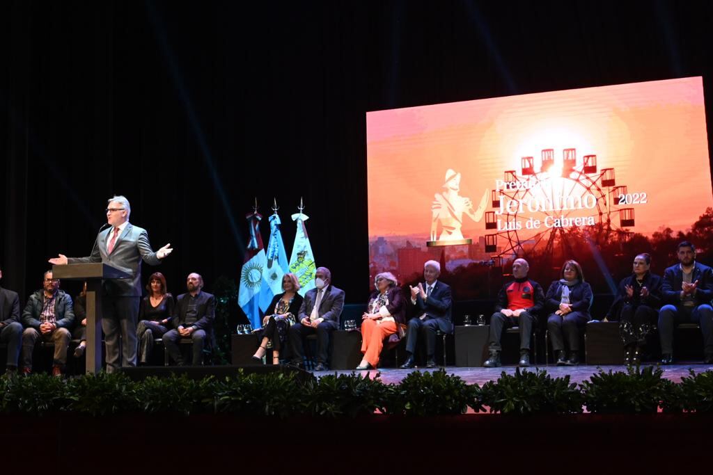 El intendente Martín Llaryora entregó los premios Jerónimo Luis de Cabrera a los cordobeses. (Municipalidad).