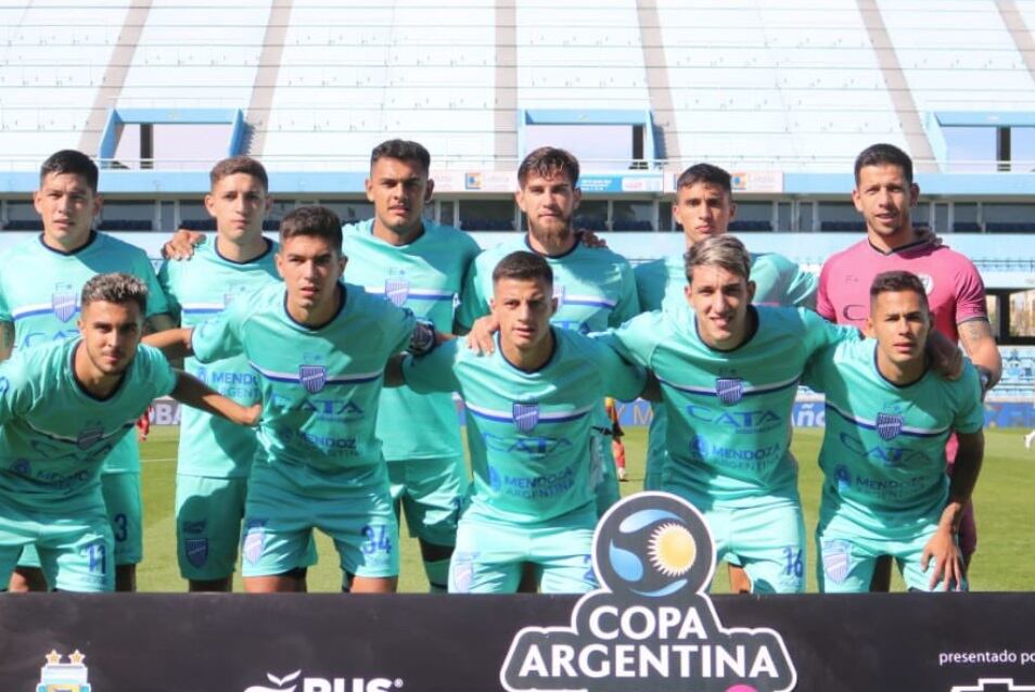 El equipo de Godoy Cruz presentó la nueva indumentaria, una camiseta de color aguamarina.