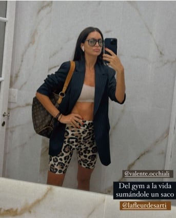 El look sporty  de Zaira Nara resignificado con un blazer: ideal para salir de noche.