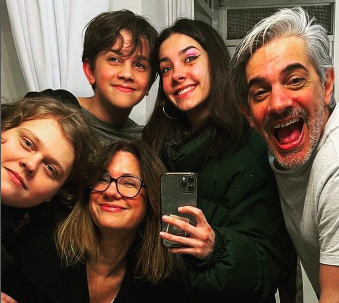 Luca, junto a su madre, Nancy Dupláa, Pablo Echarri y dos de sus hermanos.