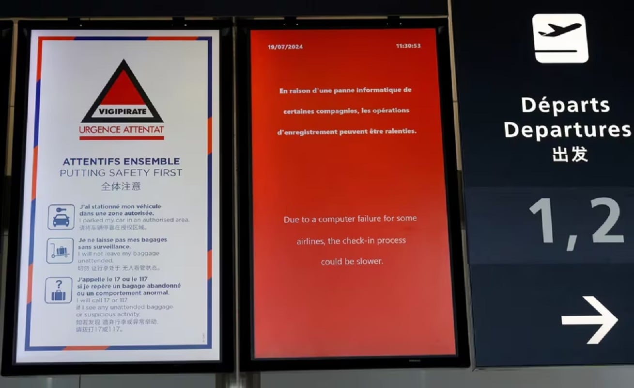 Falla de Crowdstrike afectó a bancos y aeropuertos de todo el mundo. En la foto, una pantalla que avisa del error en Orly (Francia) / Gentileza