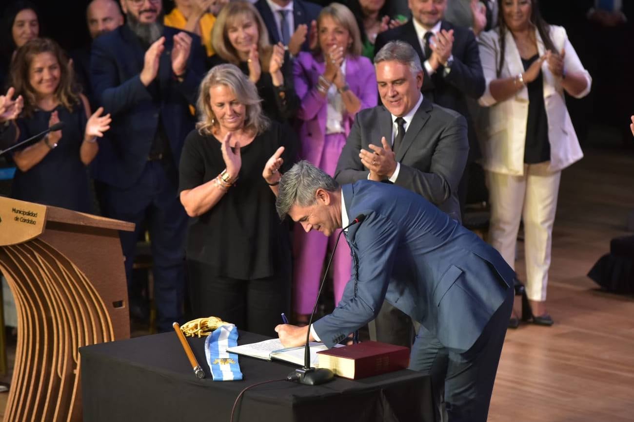 Daniel Passerini juró como intendente de Córdoba capital. Es la primera vez en la historia que se hace entrega de banda y bastón. (Facundo Luque / La Voz)