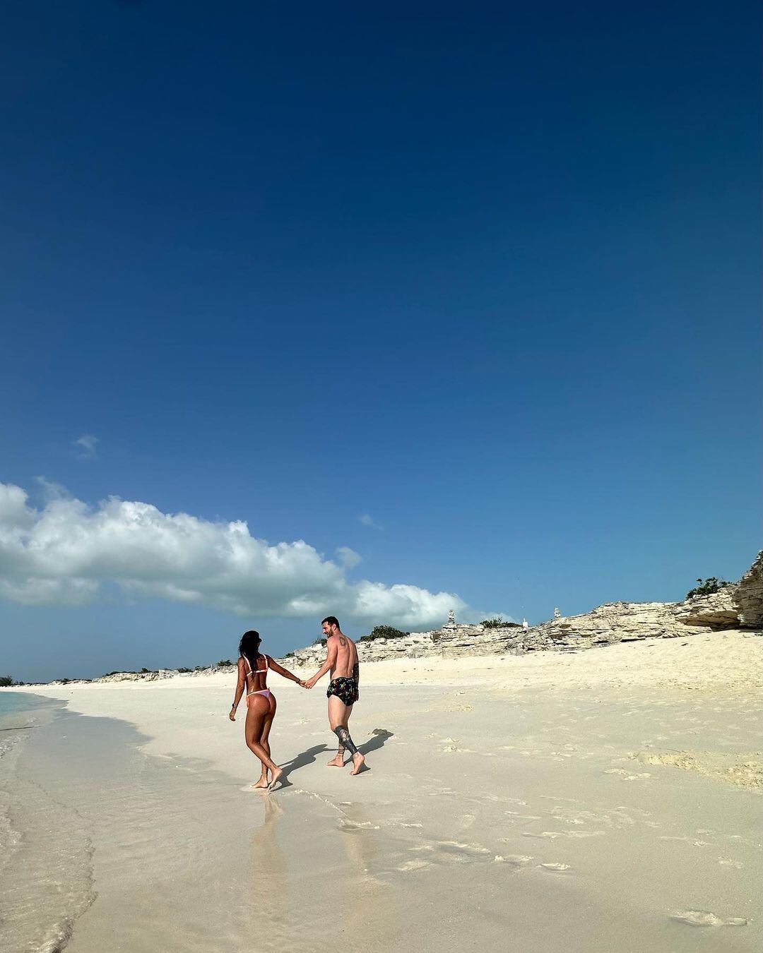 El matrimonio dio una vuelta por la orilla del mar.