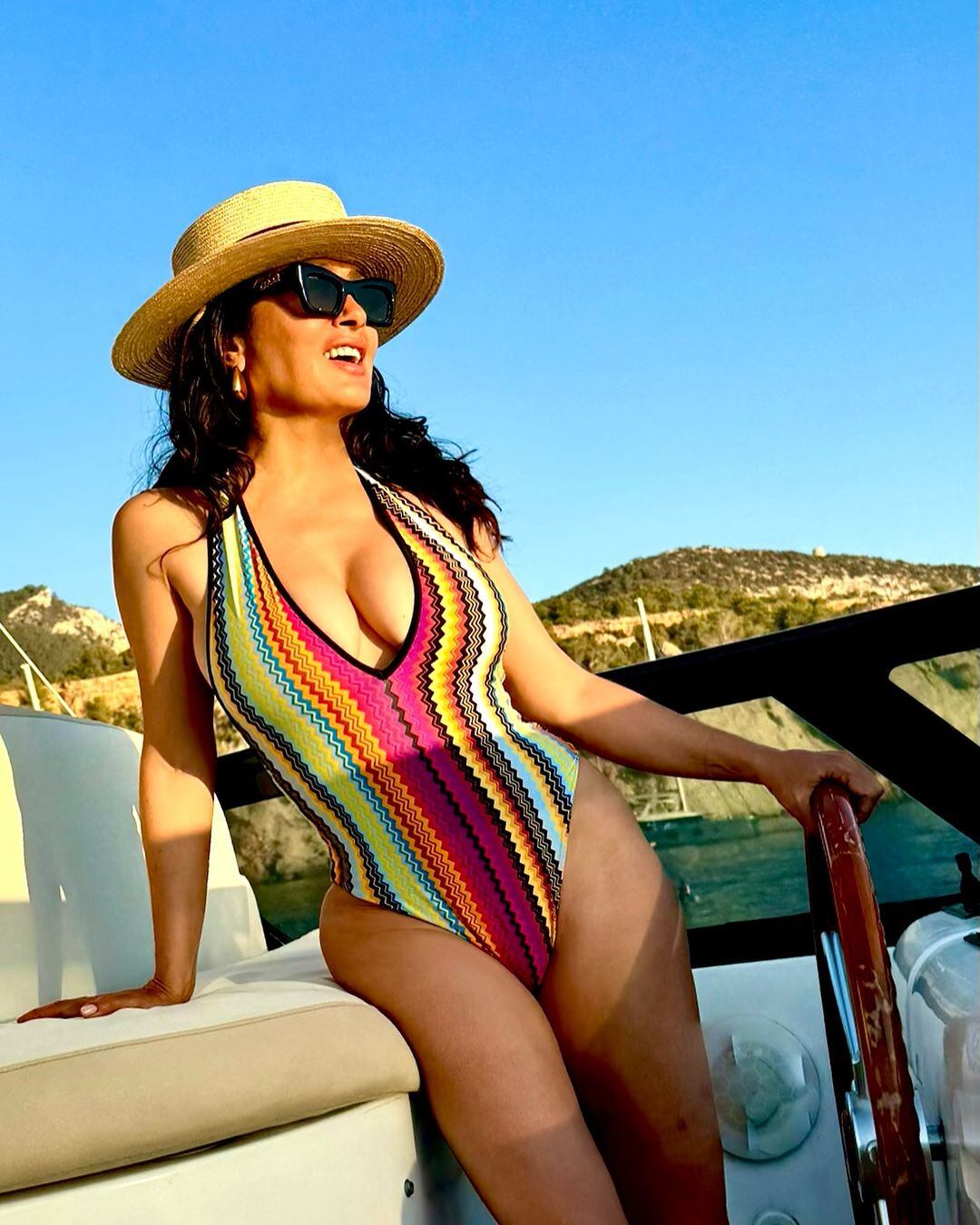 Salma Hayek celebró sus 58 años con un photo dump de sus bikinis más infartantes