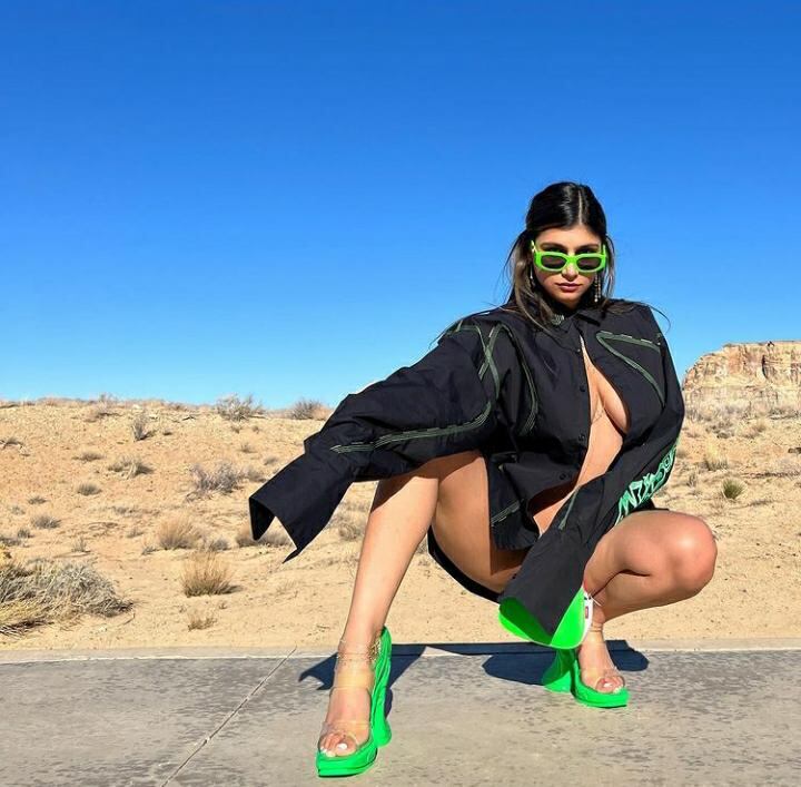 Mia Khalifa con unos tacos fluor