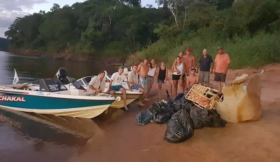 Diferentes grupos realizaron una limpieza del río en Montecarlo.