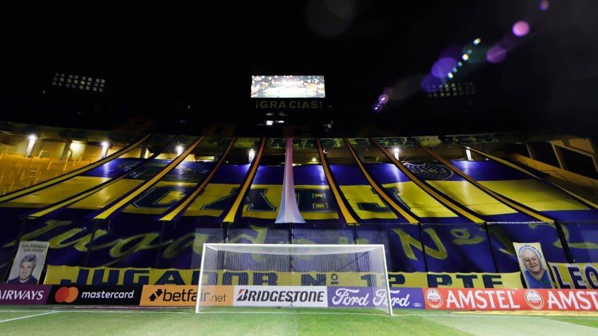 Las banderas coparon los vacíos que dejó la gente en los estadios.