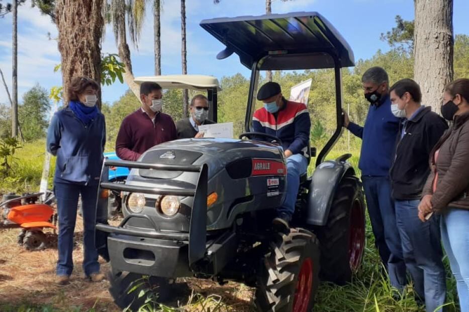 Entrega del tractor a productores de Eldorado