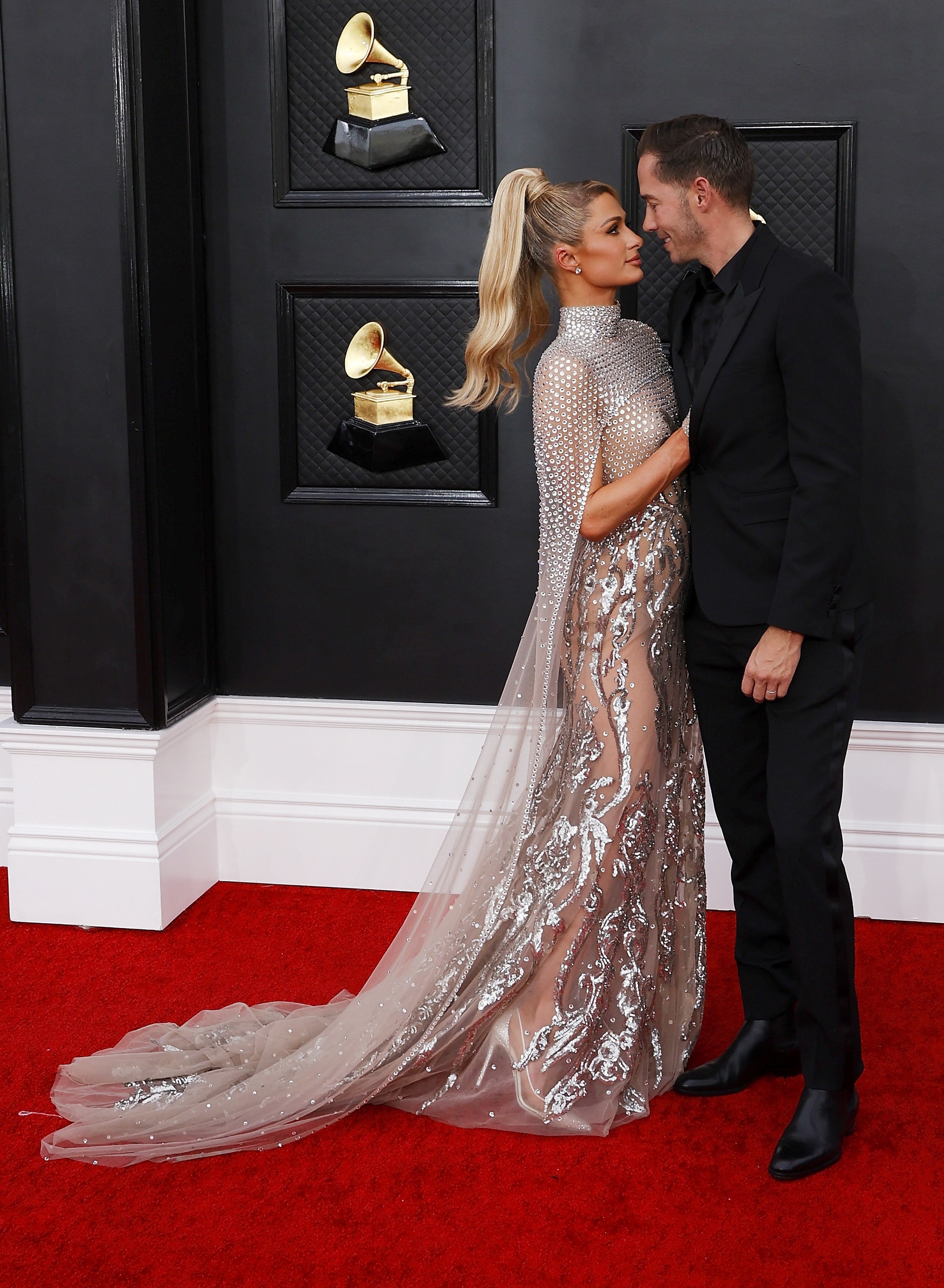 Paris Hilton en la alfombra roja de los Premios Grammy 2022.