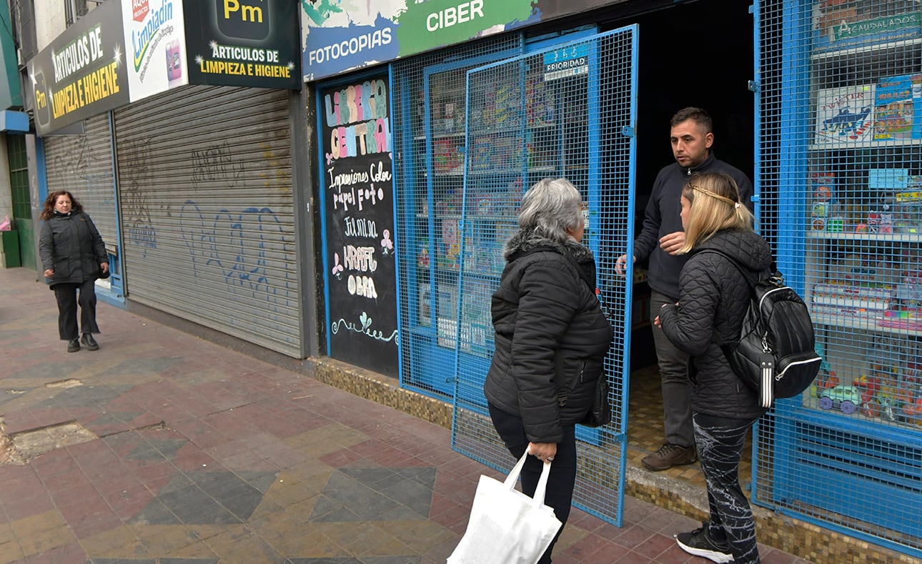 Cierran comercios del Centro por temor a intentos de saqueo o atienden con persianas bajas 
Foto: Orlando Pelichotti 
