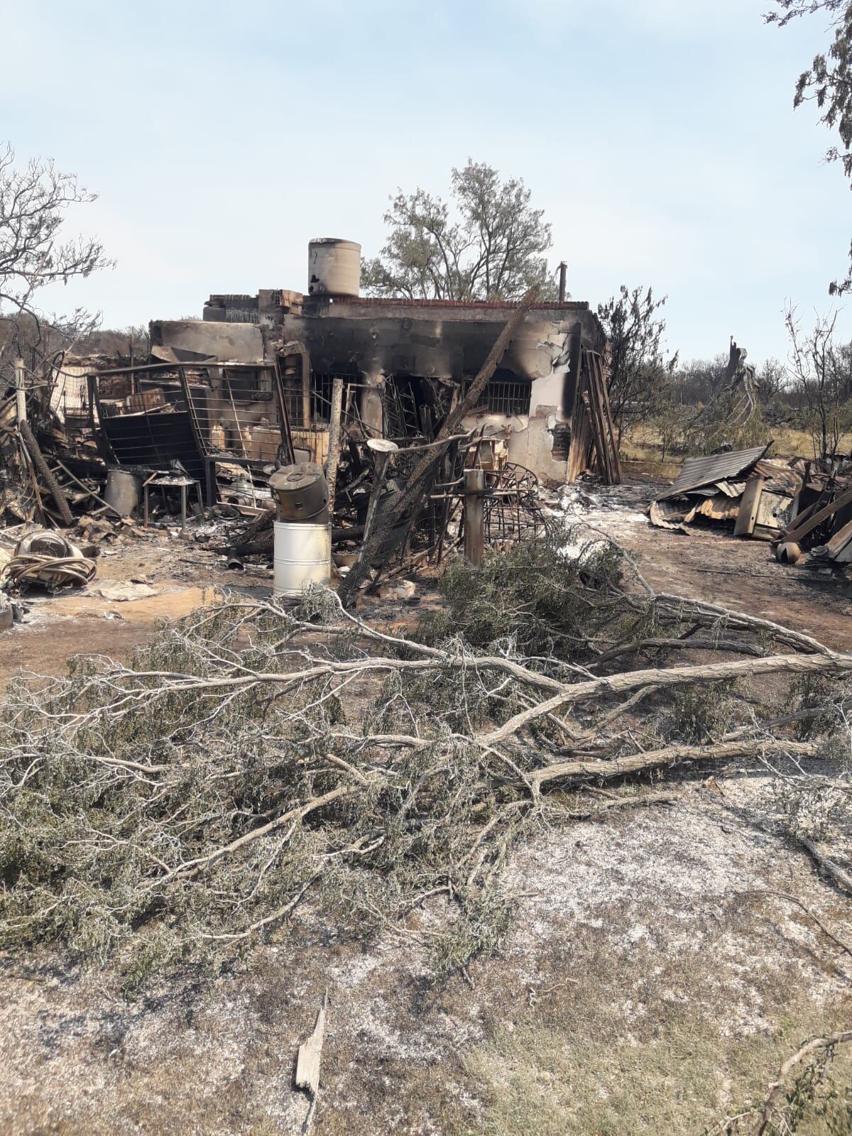 Una casa fue alcanzada por las voraces llamas.