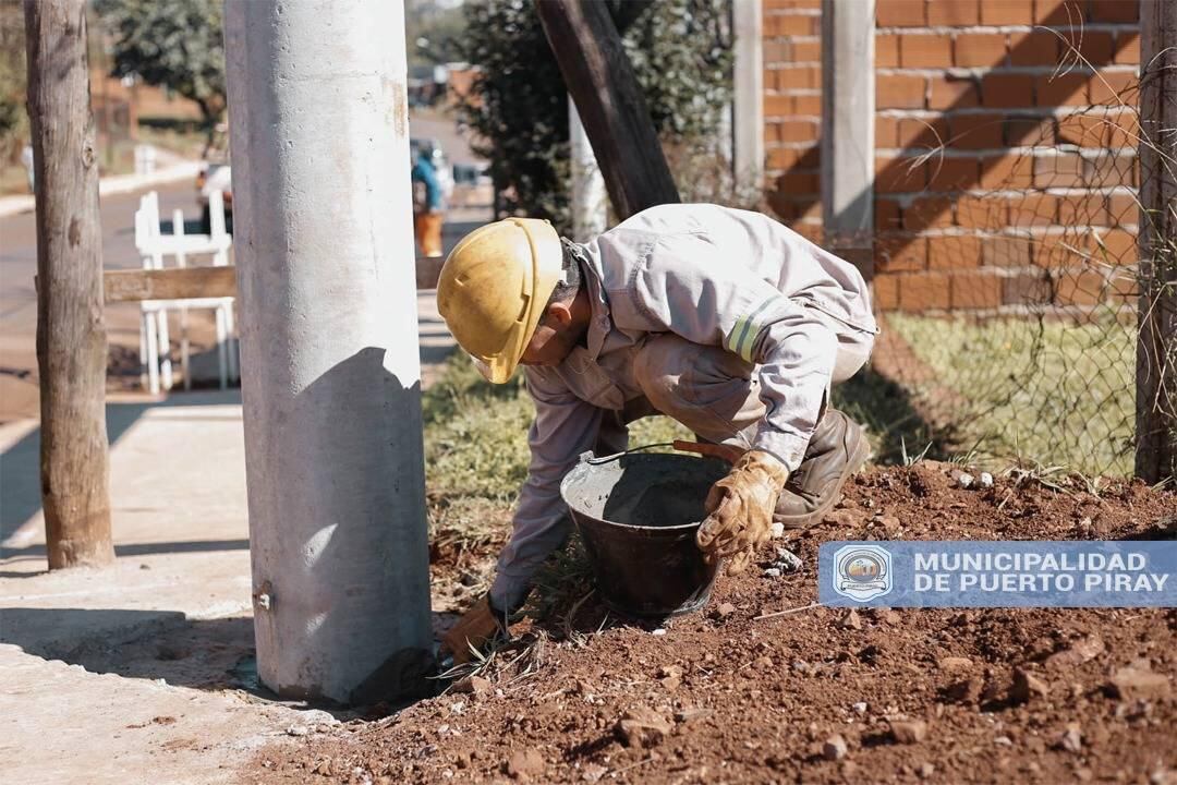 Obras de reparación en los tendidos eléctricos e intercambio de postes en Puerto Piray.