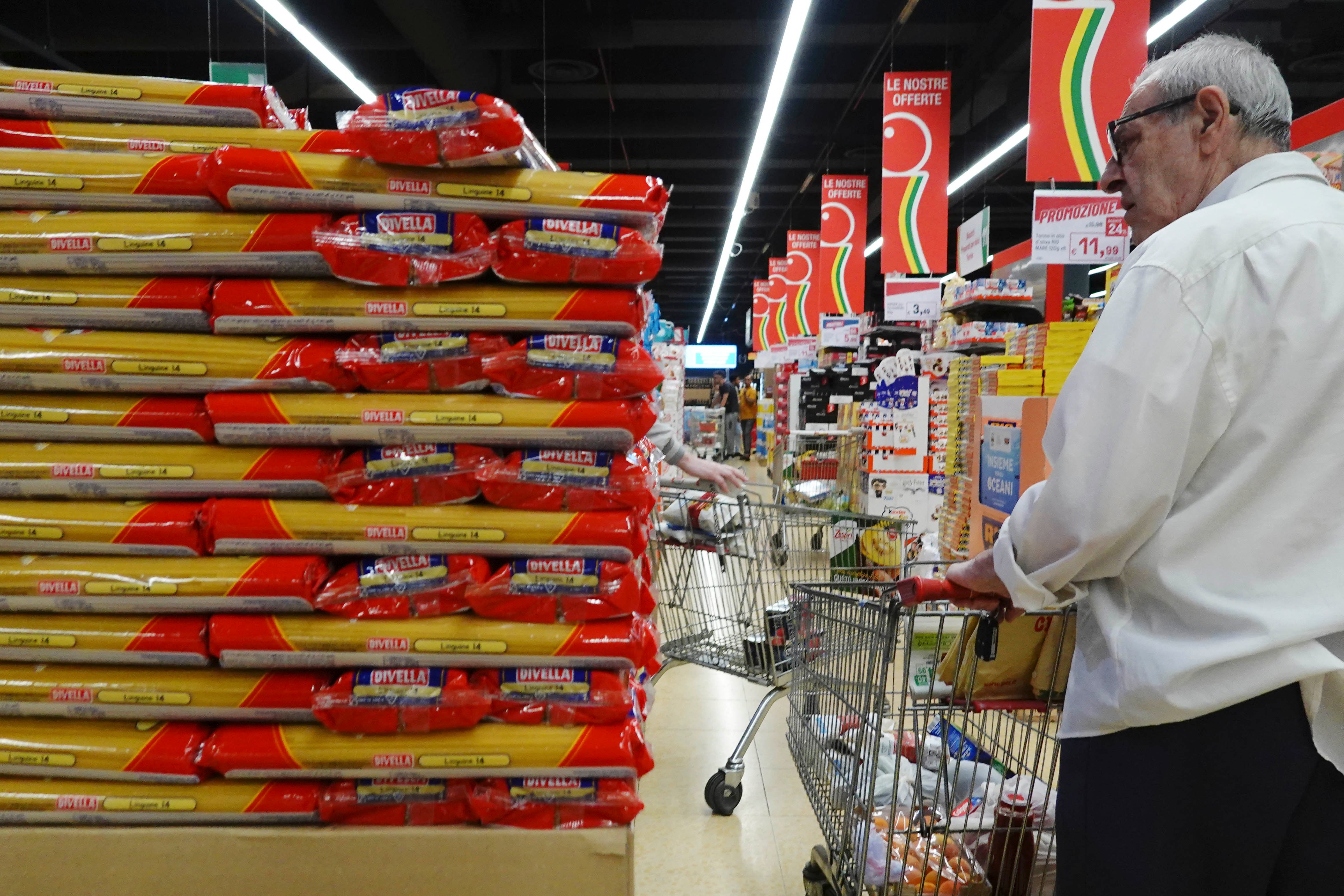 Los paquetes de pasta en un supermercado cuestan 30 centavos de euro. (AP Foto/Luca Bruno, File)