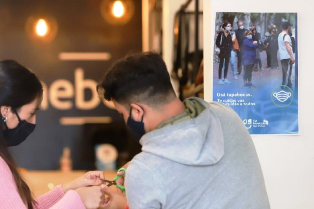 Comenzaron a colocar los afiches en el radio céntrico pero lo extenderán a los barrios y distritos. Foto 