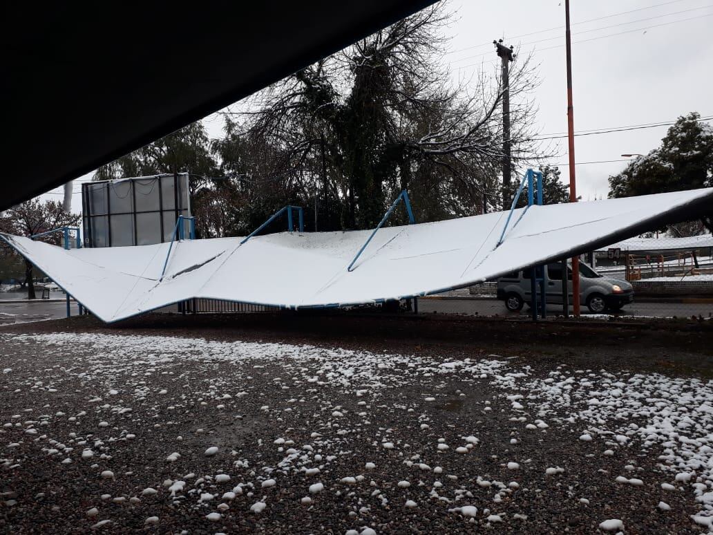 Techo de una playa de estacionamiento en Carlos Paz, este 18 de junio y tras la intensa nevada en la zona.