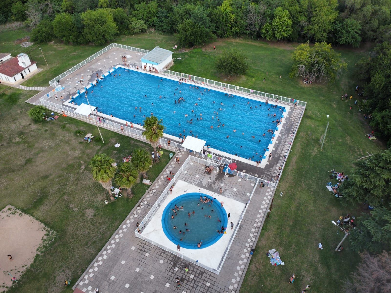 El lugar cuenta con una piscina olímpica y una más pequeña para niños y niñas.