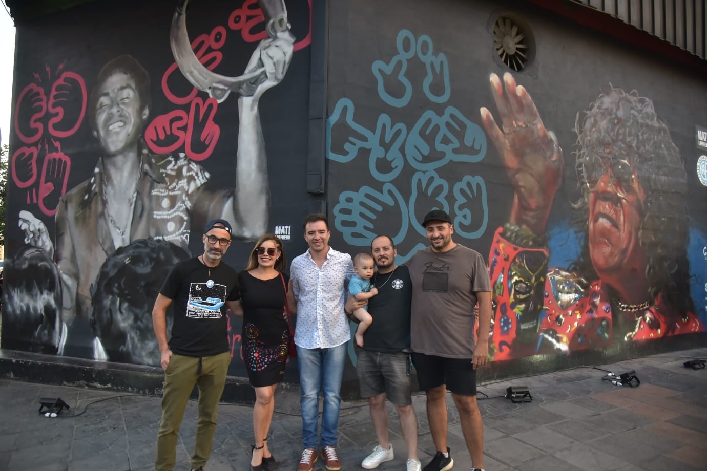 Matías Loffredo junto a Lorena Jiménez y Belgrano.