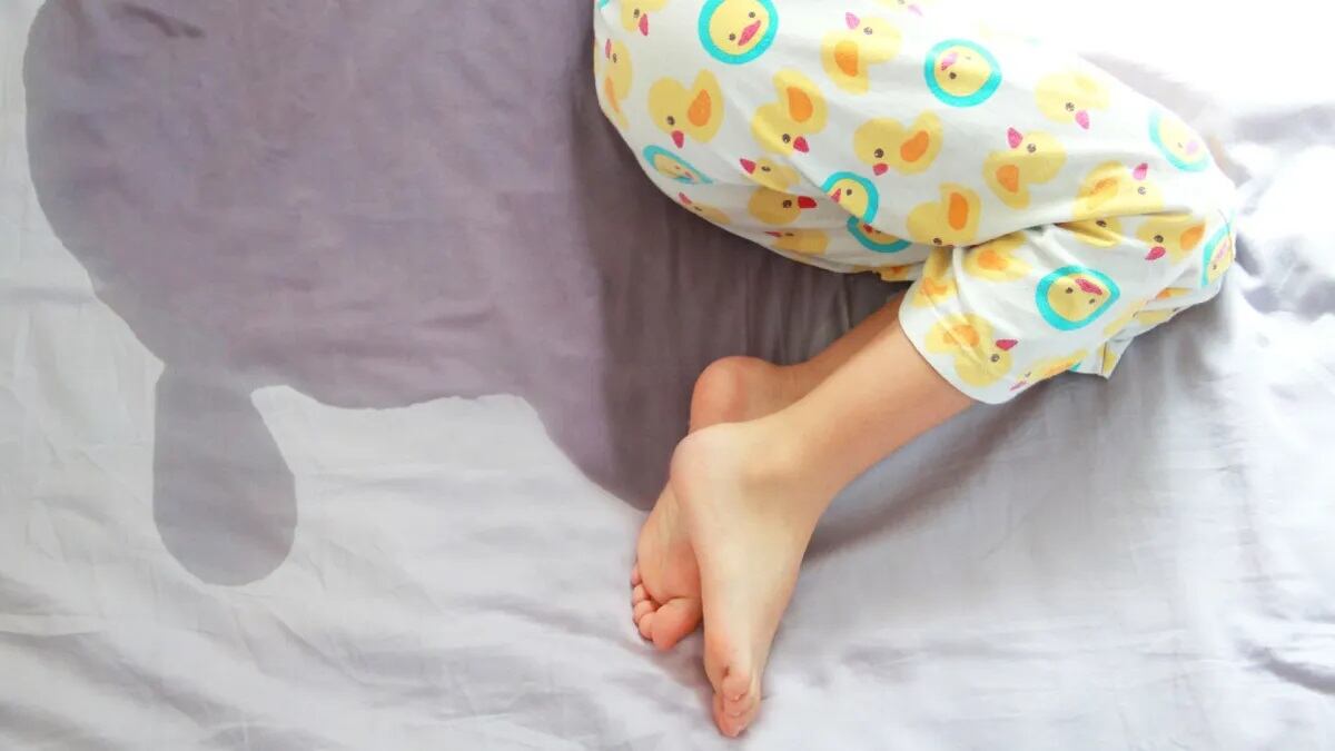 Qué es la enuresis: por qué hay niños y adolescentes que se hacen pis en la cama