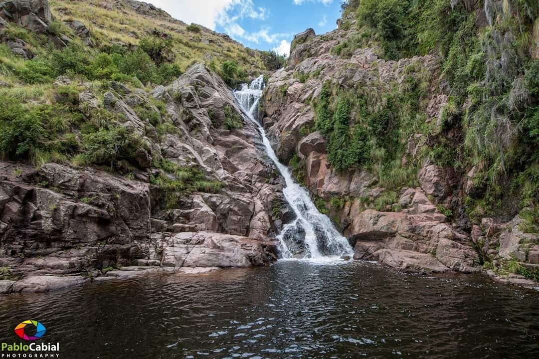 La majestuosa caída de agua que desemboca en un caudal cristalino.