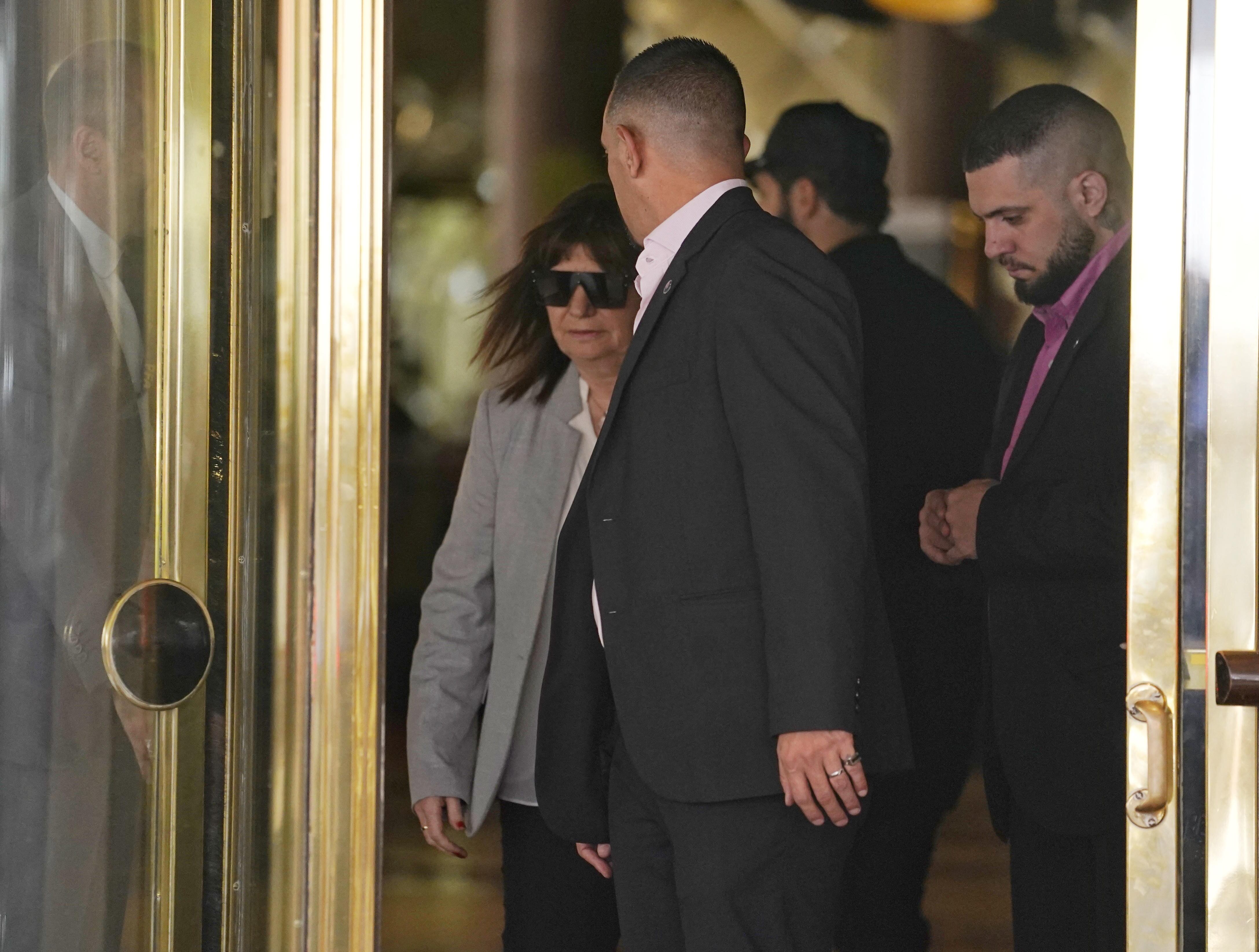 Patricia Bullrich, saliendo del hotel Libertador tras reunirse con Javier Milei.