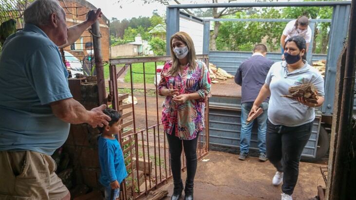 Solidaridad e inclusión: la Municipalidad entregó más de 50 toneladas de leña a comedores y merenderos en la ciudad de Posadas.