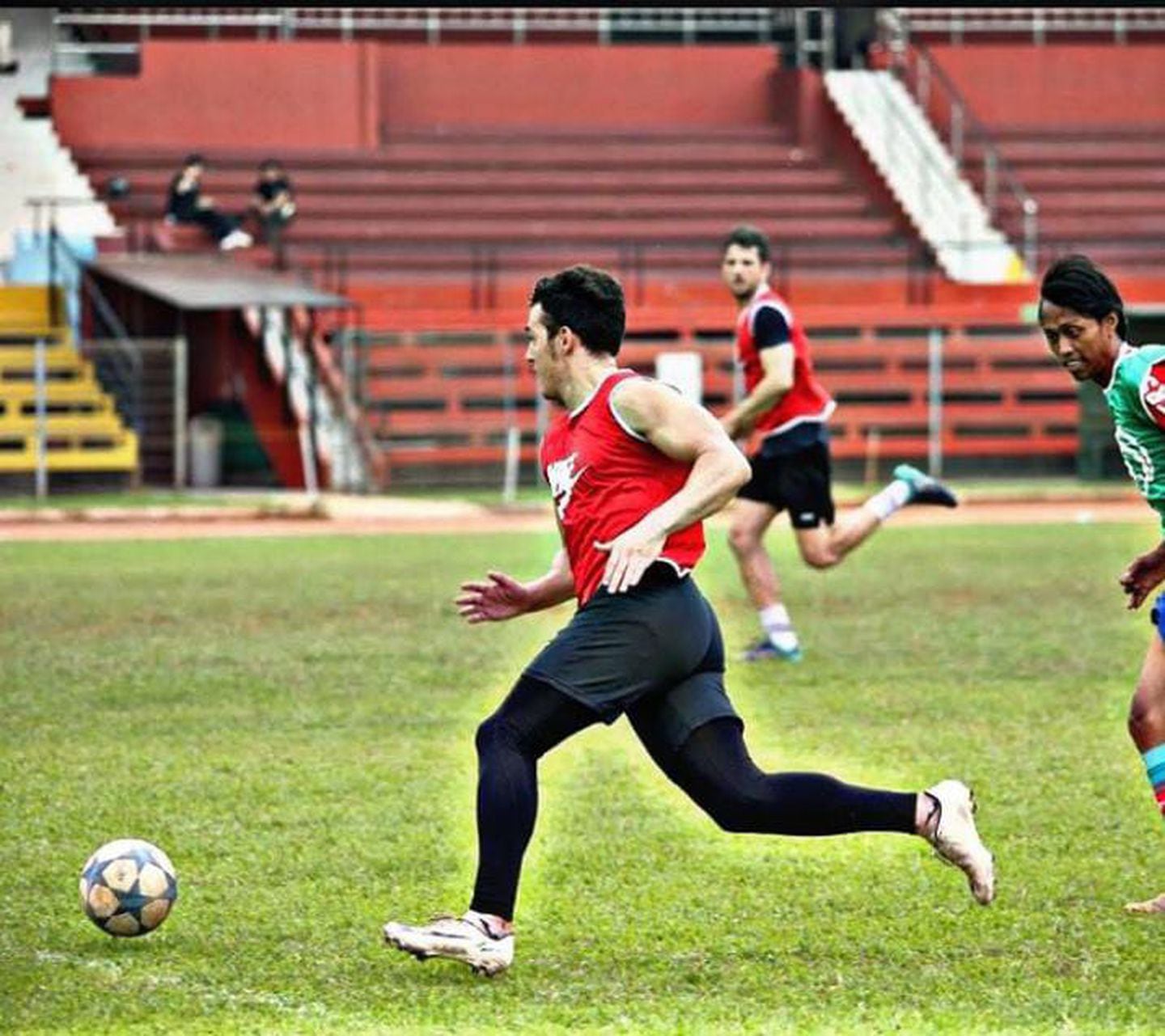 Nicolás Retamal, en plena jugada de un partido de fútbol en las Maldivas.