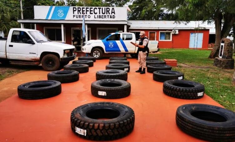 Secuestran cargamento de cubiertas en Puerto Esperanza.