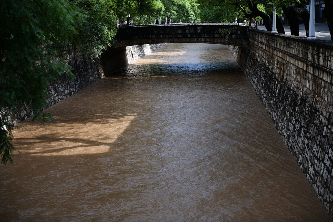 Las fuertes lluvias en la ciudad de Córdoba elevaron significativamente el caudal de la Cañada. Foto Pedro Castillo 